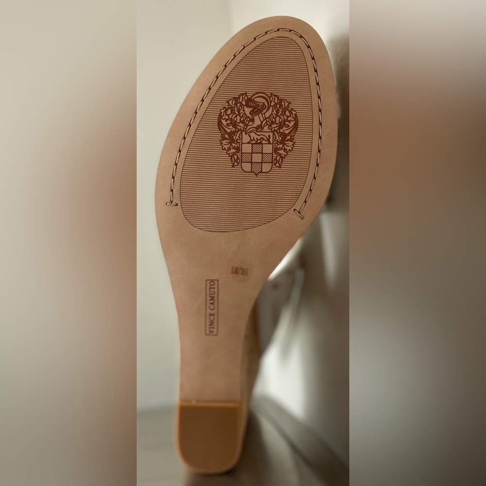 VINCE CAMUTO..WOMENS White Wedge Sandals with Gold Accents - Picture 8 of 15